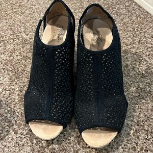 Women’s black wedges